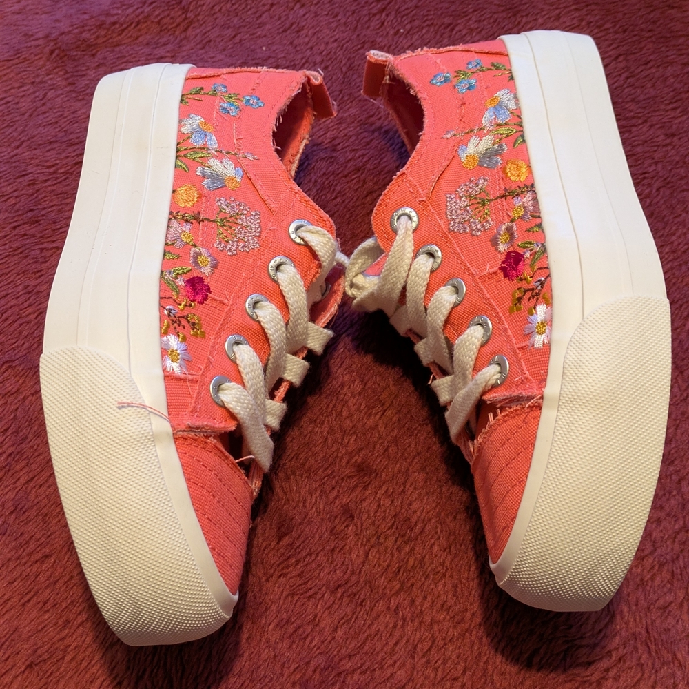 BlowFish Malibu women's coral canvas embroided distressed sneaker 7.5m